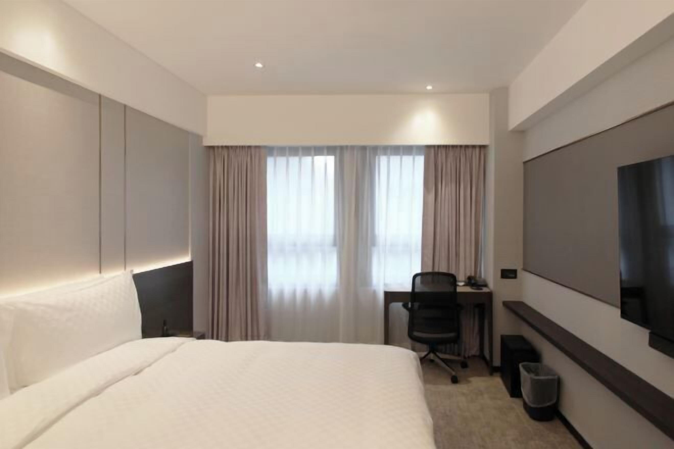 Cubrecamas y minibar con artículos gratuitos 