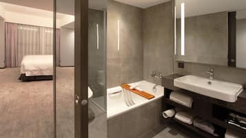 Premium Room | Bathroom | Combined shower/tub, free toiletries, hair dryer, bathrobes