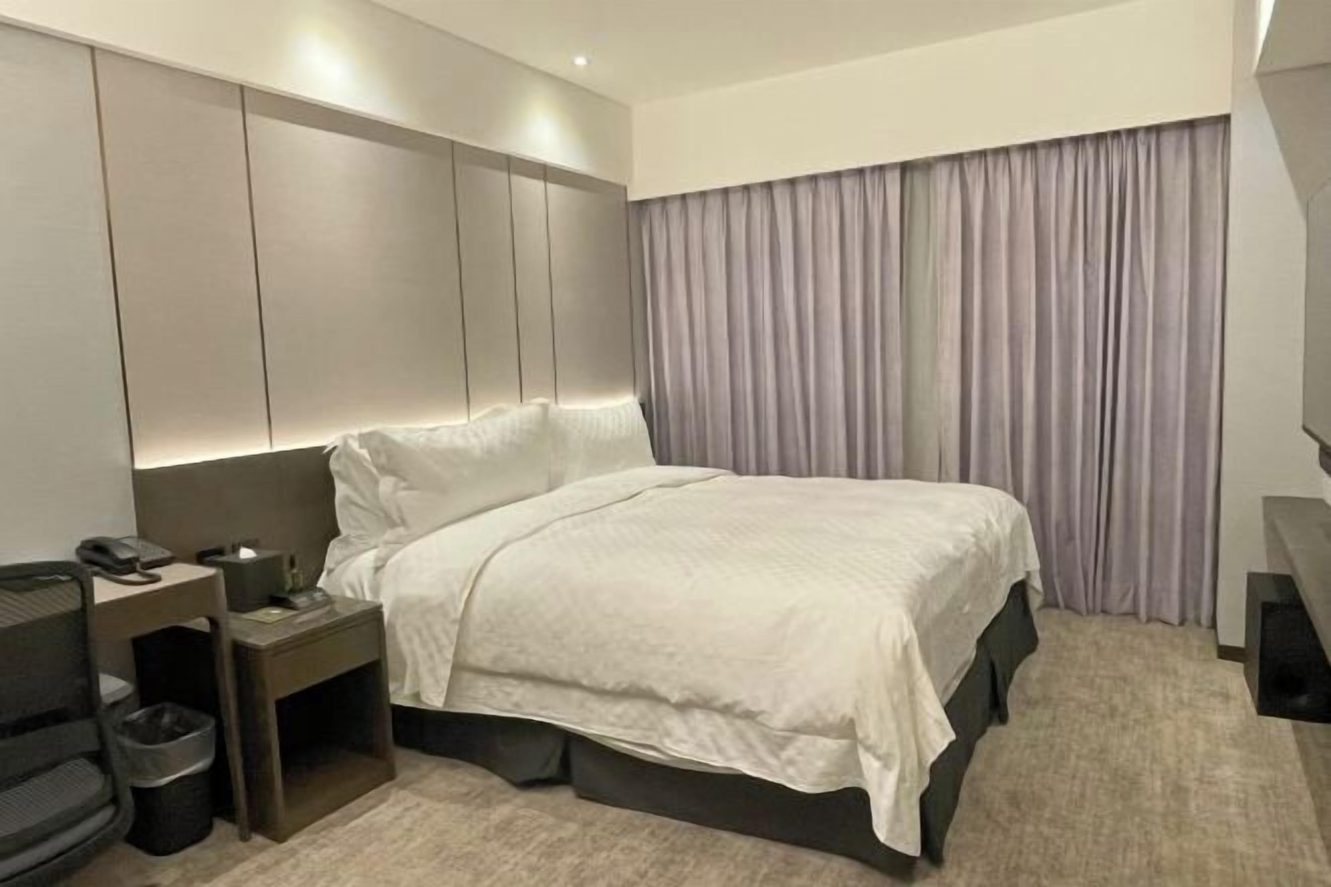 Cubrecamas y minibar con artículos gratuitos 