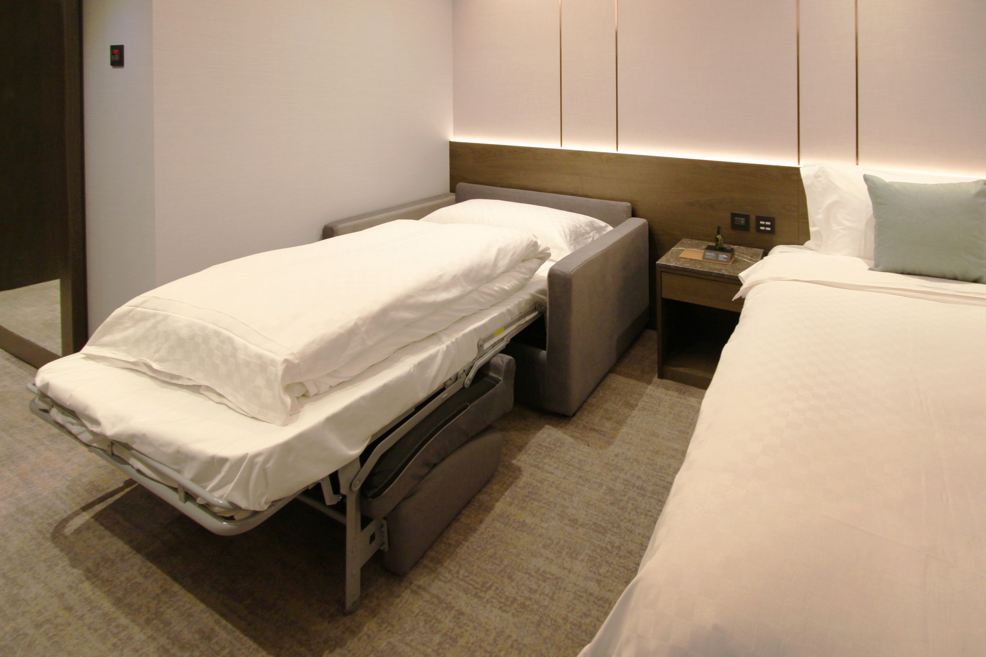 1 bedroom, down duvets, free minibar, in-room safe