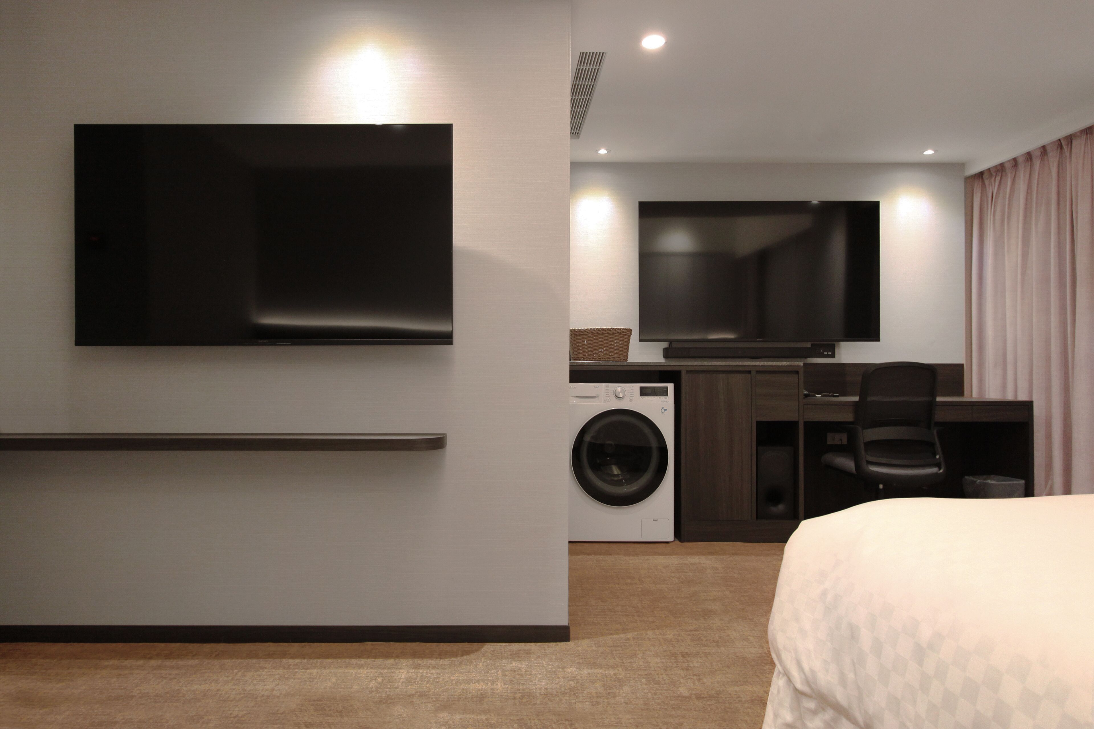 1 bedroom, down duvets, free minibar, in-room safe