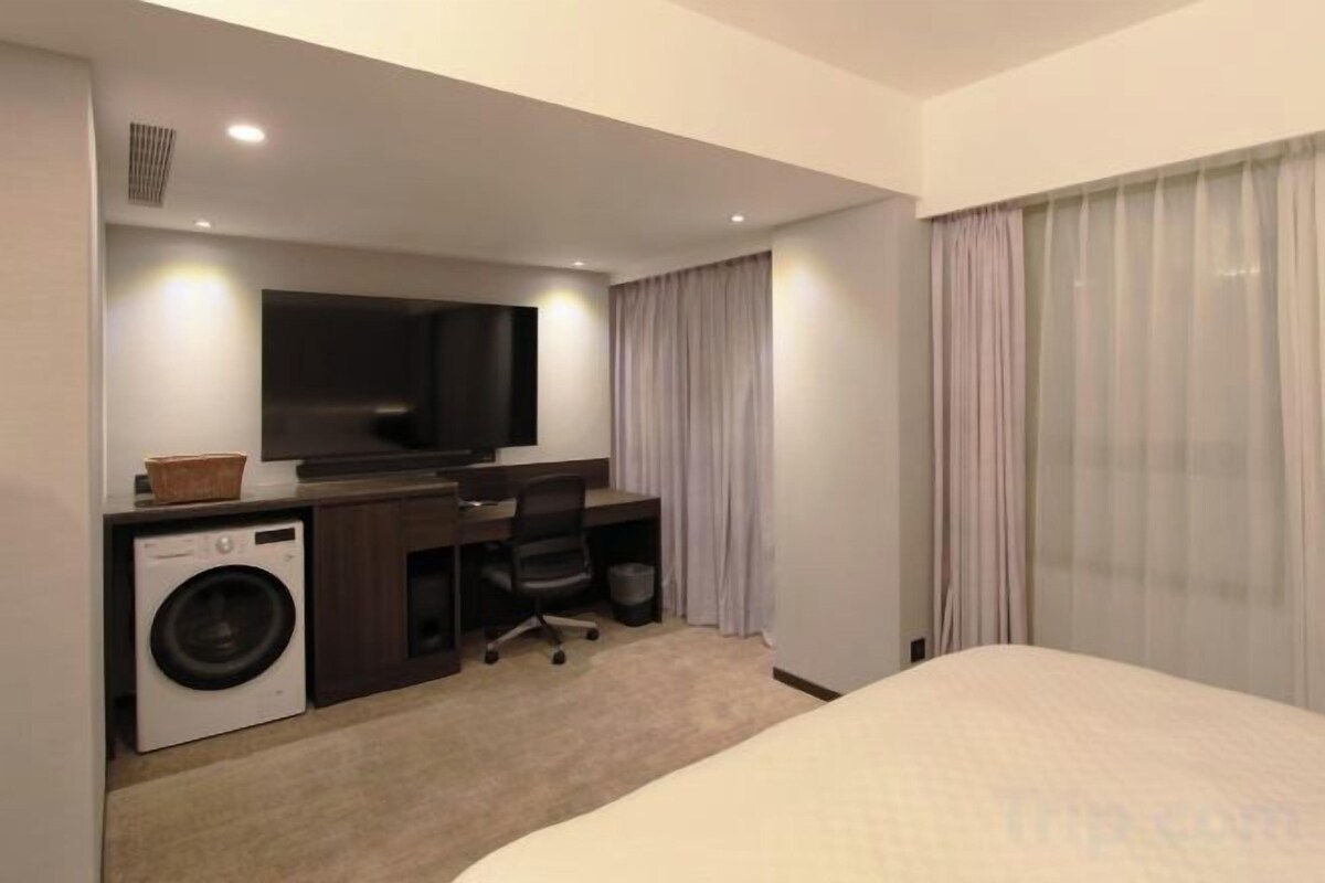 Down duvets, free minibar, in-room safe, desk