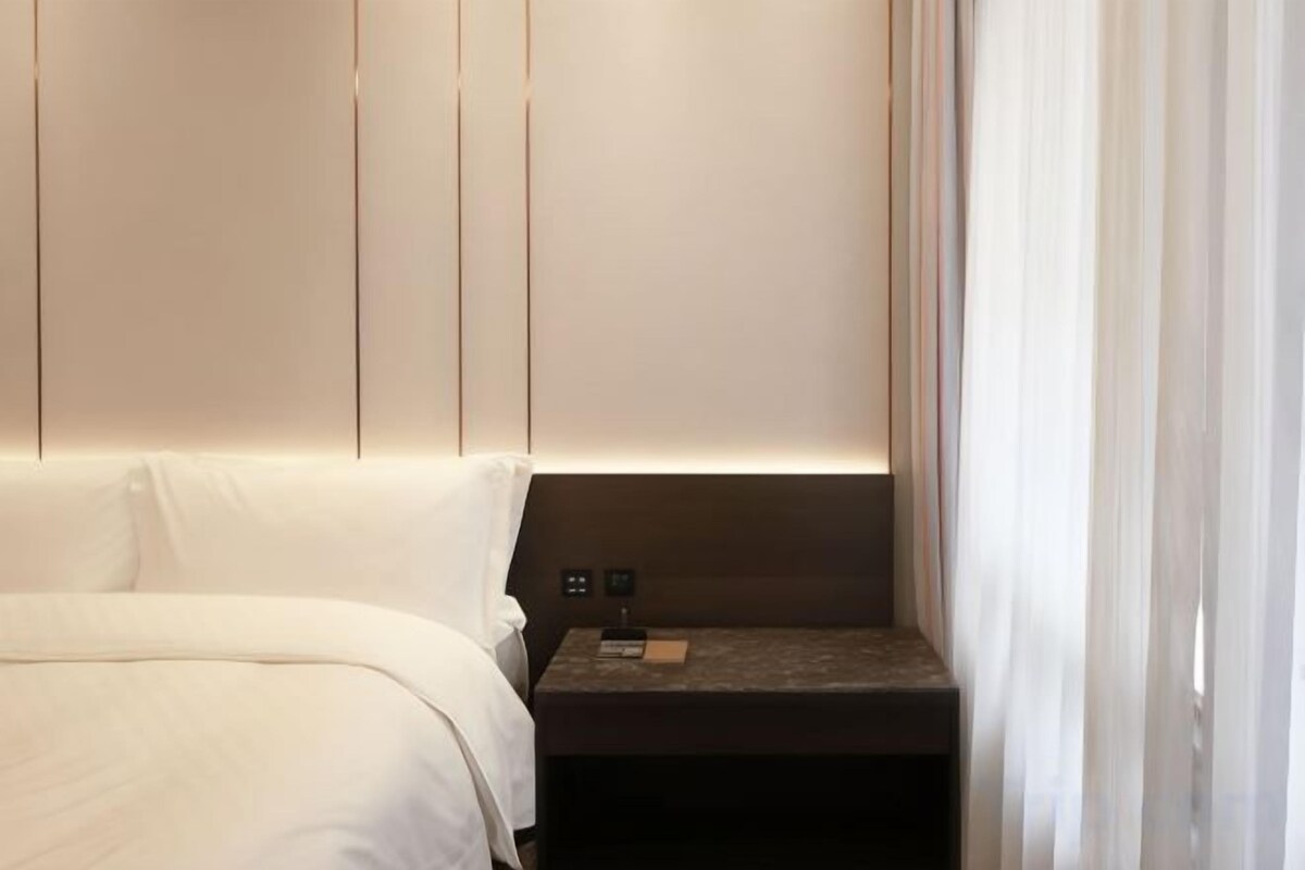 Down duvets, free minibar, in-room safe, desk
