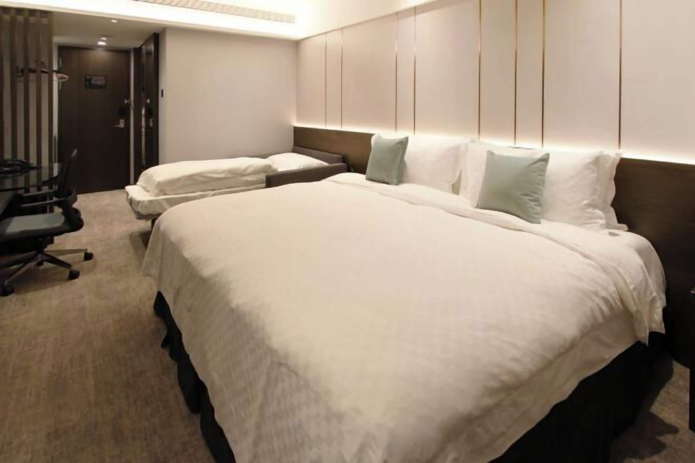 Cubrecamas y minibar con artículos gratuitos 