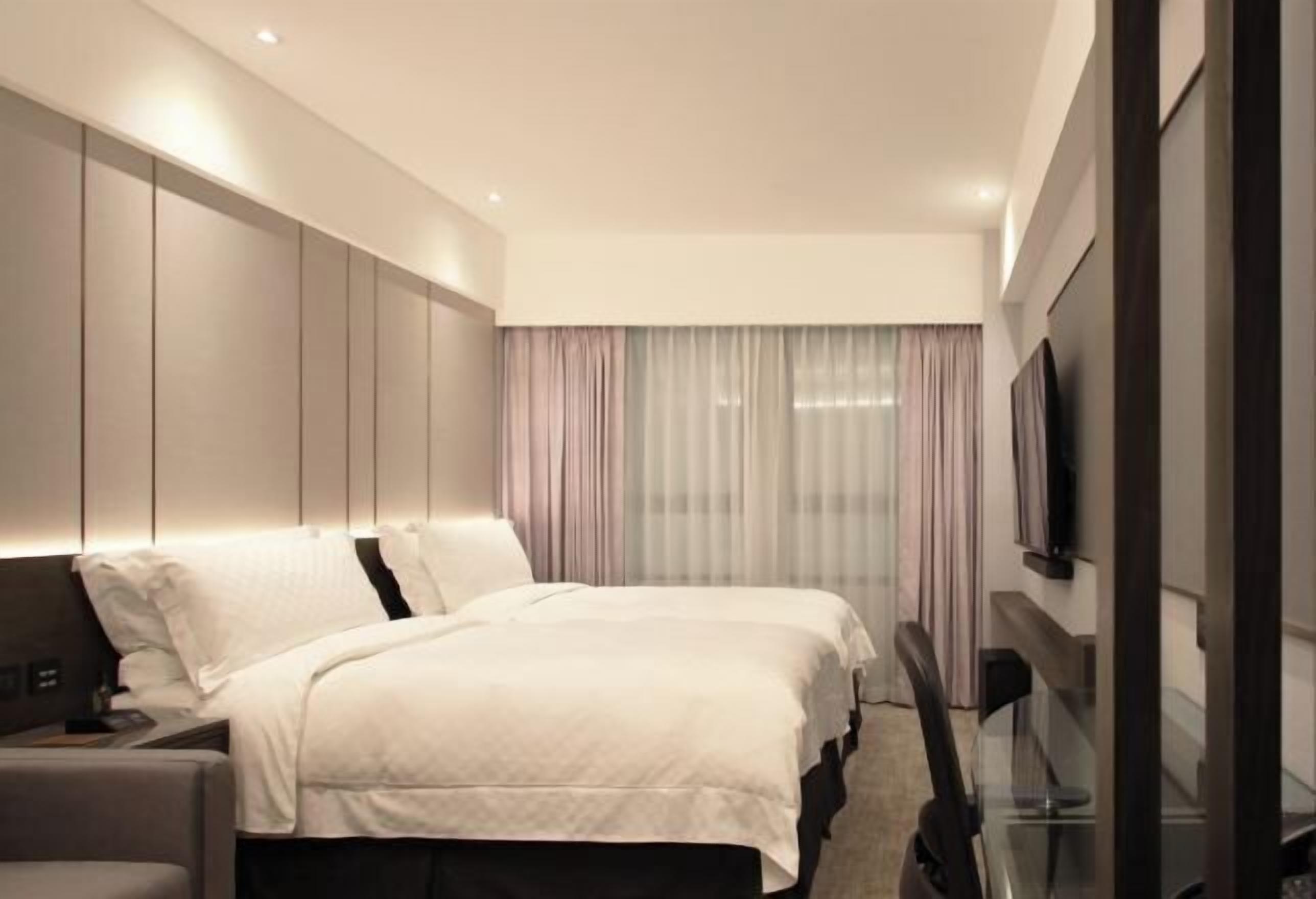 Cubrecamas y minibar con artículos gratuitos 