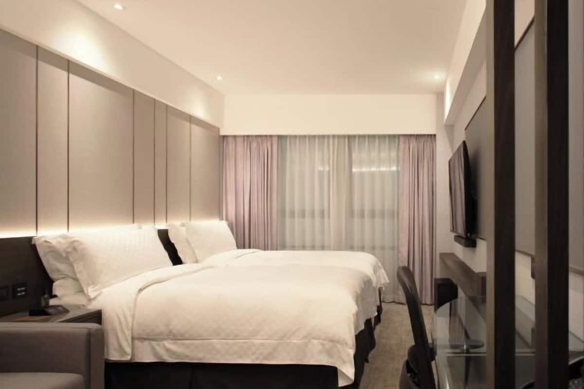 1 bedroom, down comforters, free minibar, in-room safe