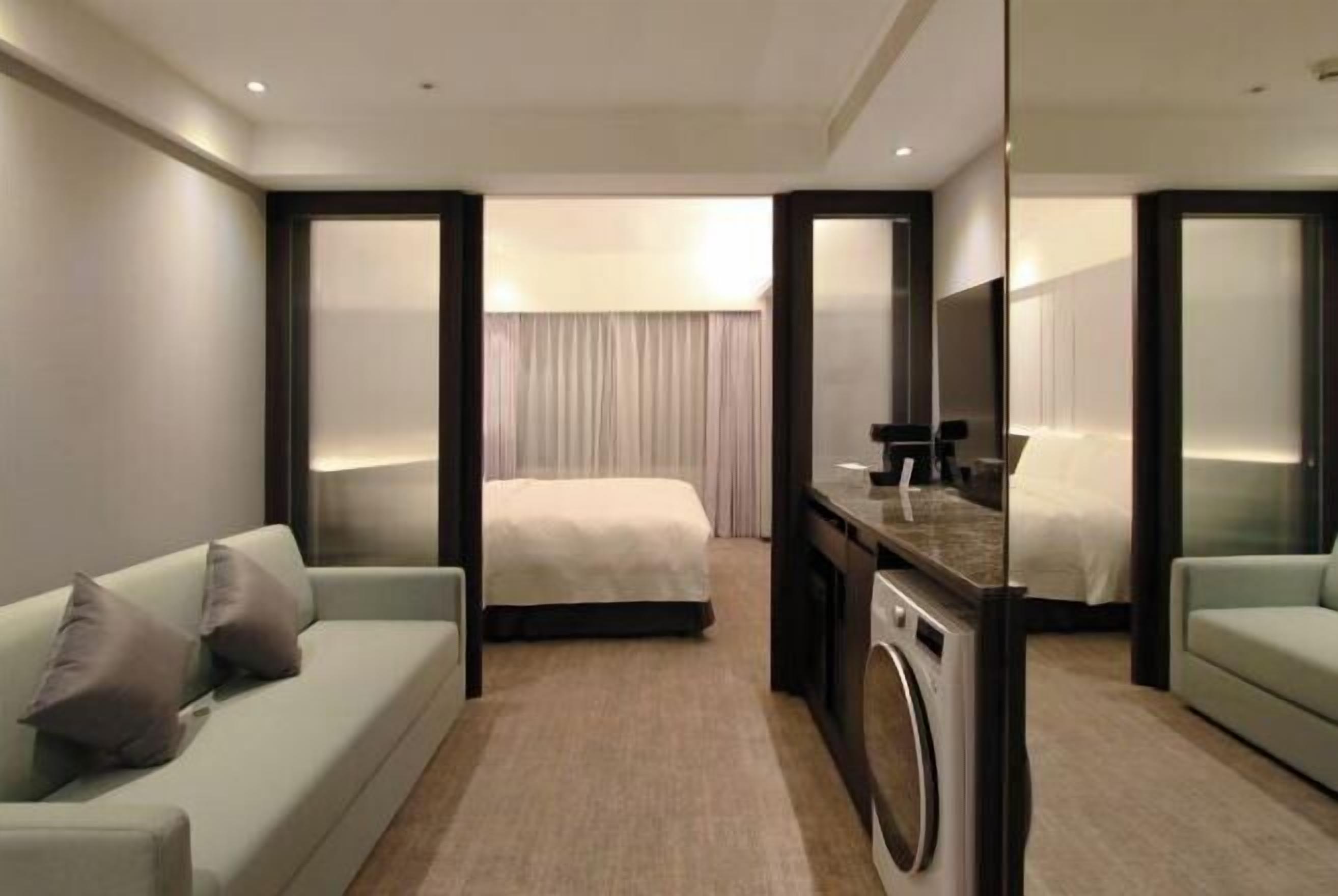 Cubrecamas y minibar con artículos gratuitos 