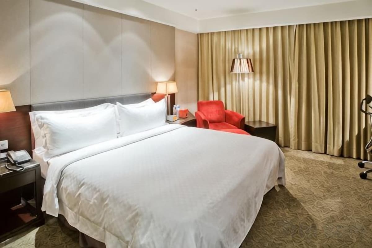 Premium bedding, pillow-top beds, in-room safe, desk