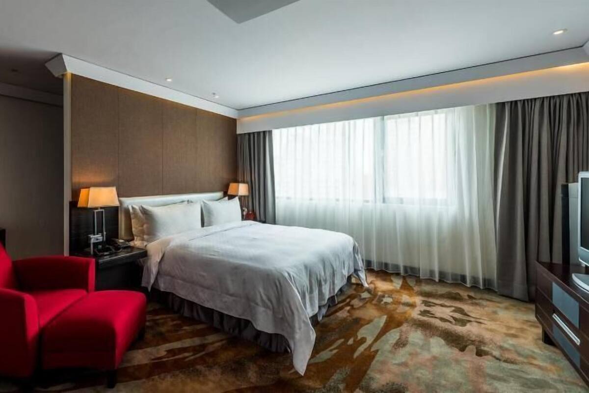 Premium bedding, pillow-top beds, in-room safe, desk