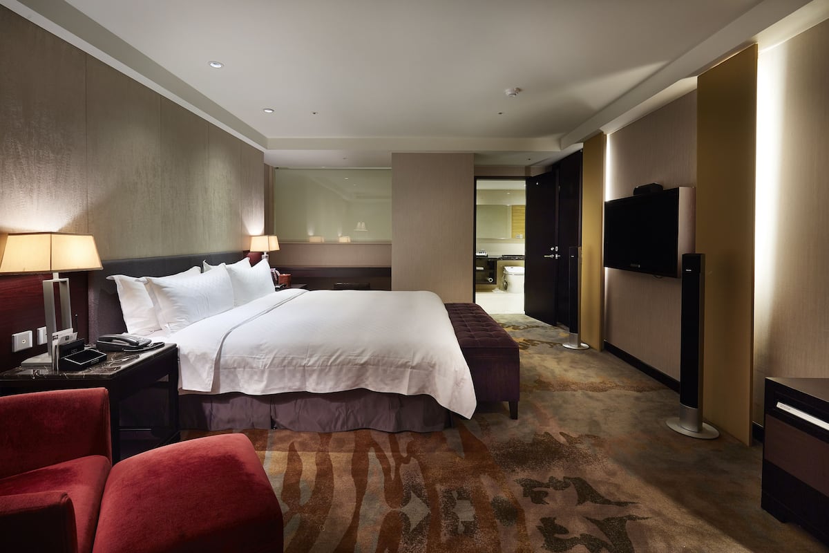 Eagle Suite | Premium bedding, pillowtop beds, in-room safe, desk