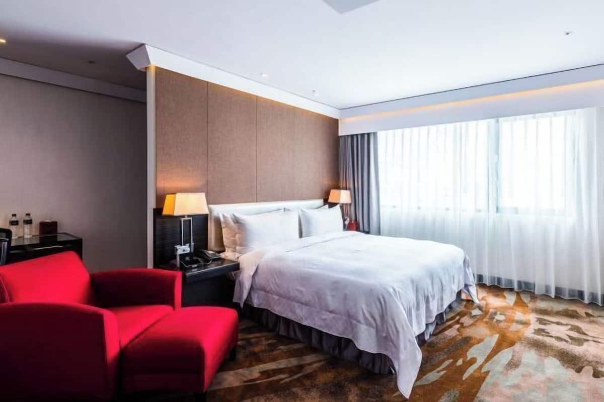 Premium bedding, pillowtop beds, in-room safe, desk
