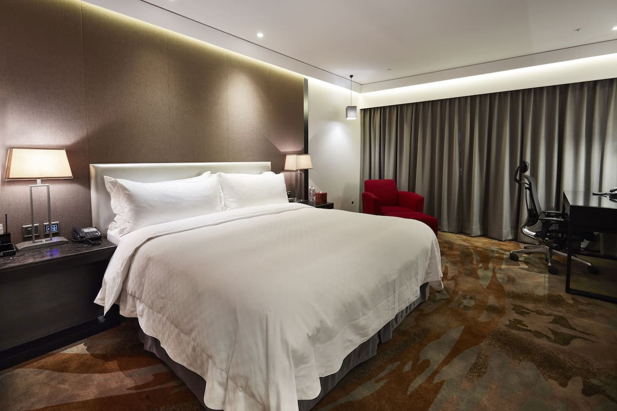 Premium bedding, pillowtop beds, in-room safe, desk