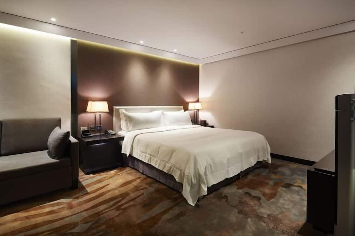 Premium bedding, pillowtop beds, in-room safe, desk
