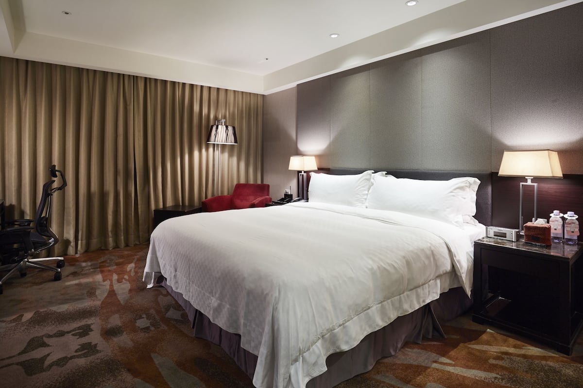Junior Studio, 1 King Bed | Premium bedding, pillowtop beds, in-room safe, desk