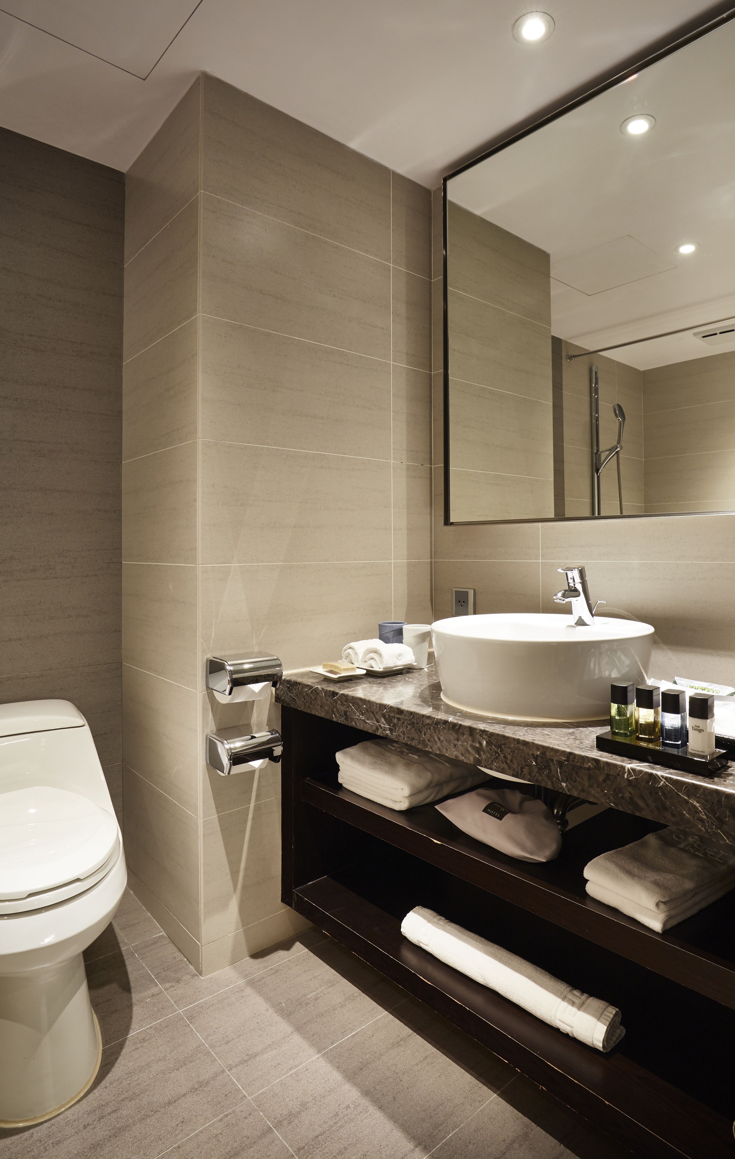 combined shower/bathtub, free toiletries, hair dryer, slippers