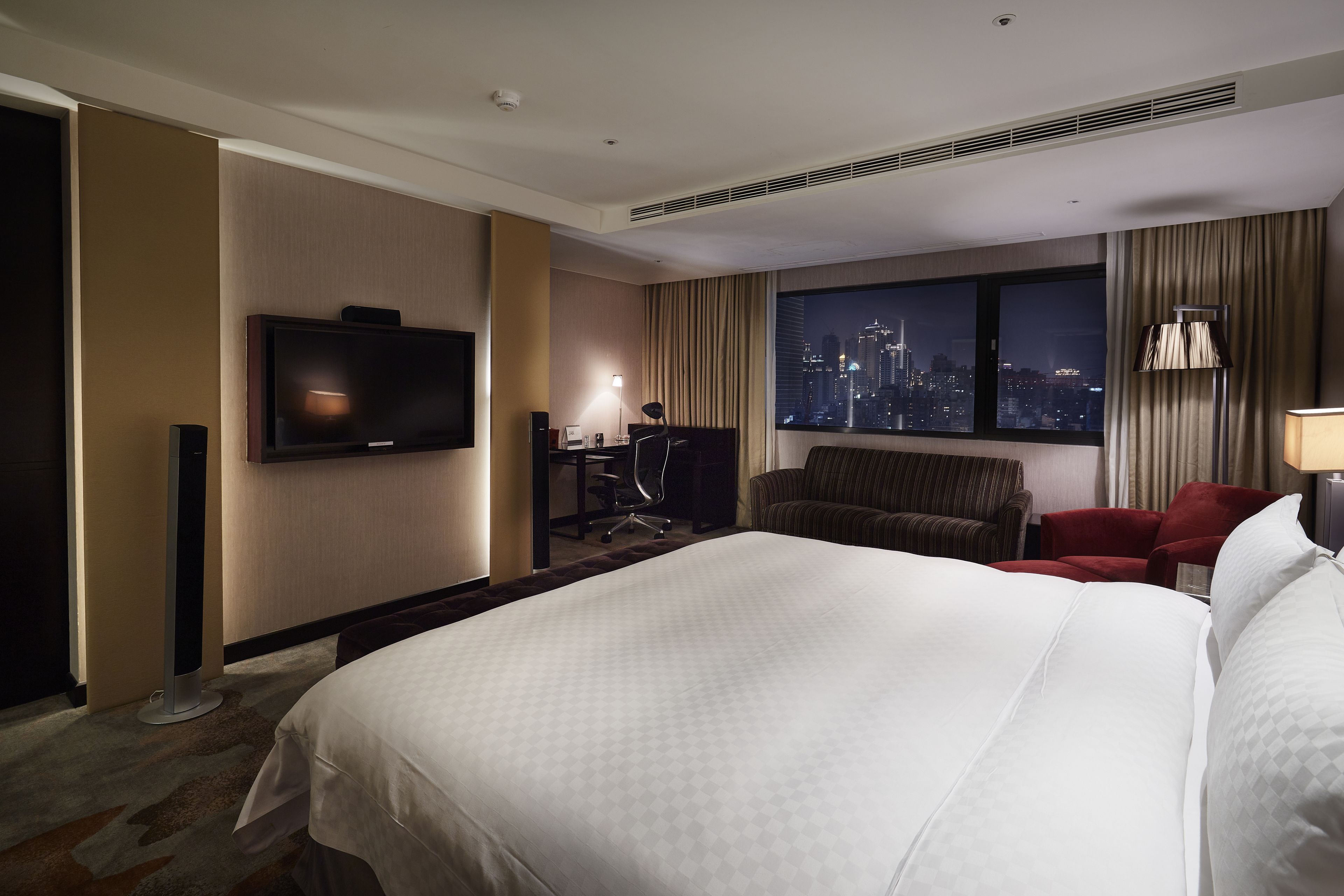 Eagle Suite | Premium bedding, pillowtop beds, in-room safe, desk