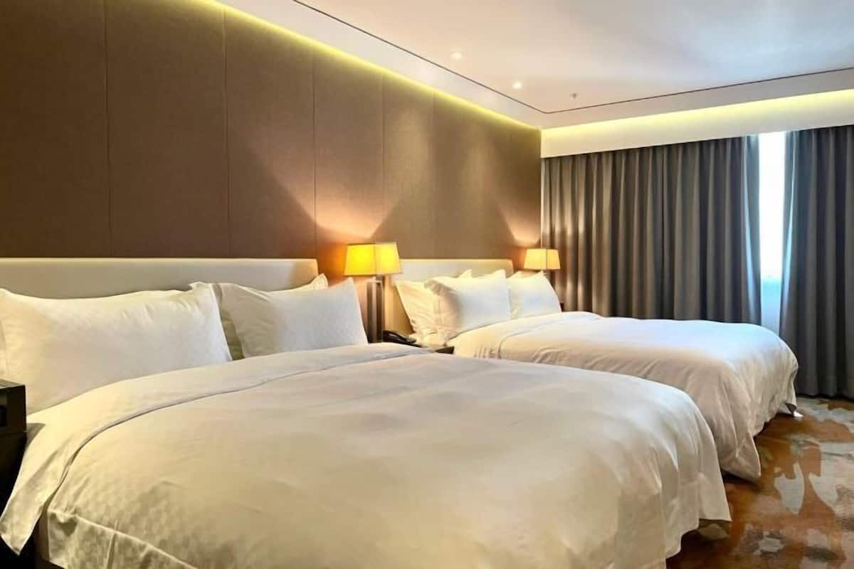 Premium bedding, pillowtop beds, in-room safe, desk
