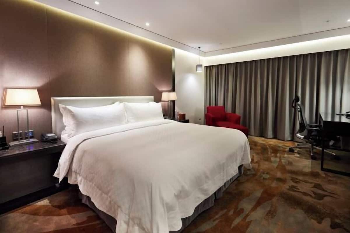 Premium bedding, pillowtop beds, in-room safe, desk