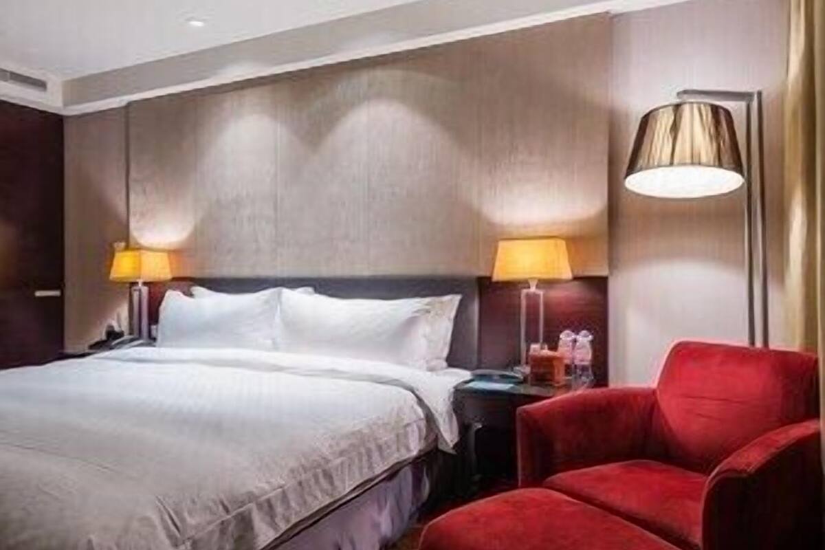 Premium bedding, pillow-top beds, in-room safe, desk