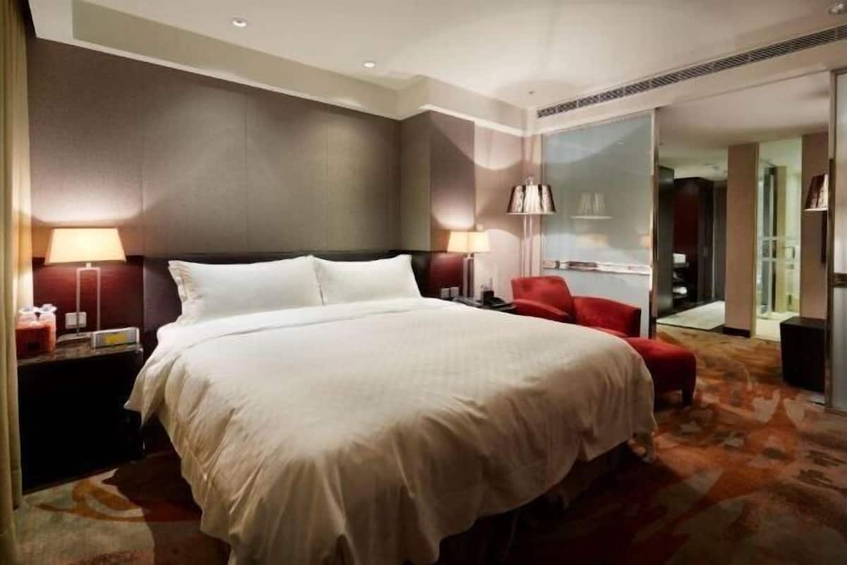 Premium bedding, pillowtop beds, in-room safe, desk