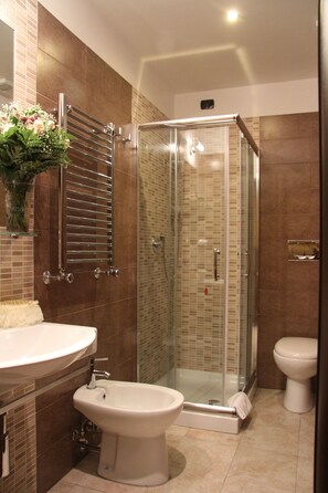 Shower, rainfall showerhead, bidet, towels - Domus RomAntica (Rome)