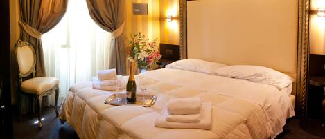 Habitació doble o amb dos llits individuals | Minibar, caixa forta a l'habitació, escriptori i cortines opaques