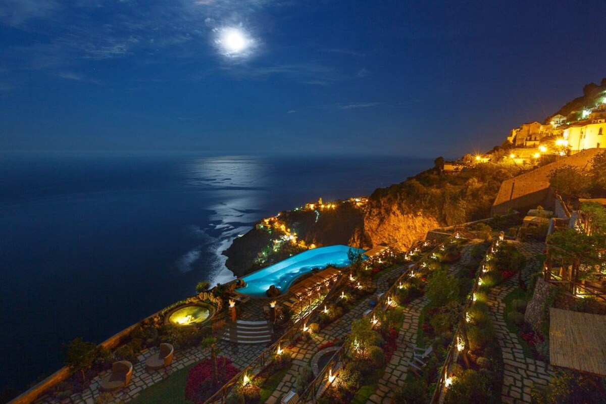 Monastero Santa Rosa Hotel Spa Amalfi - ancien monastère 5 étoiles suspendu sur une falaise face à la mer Amalfi