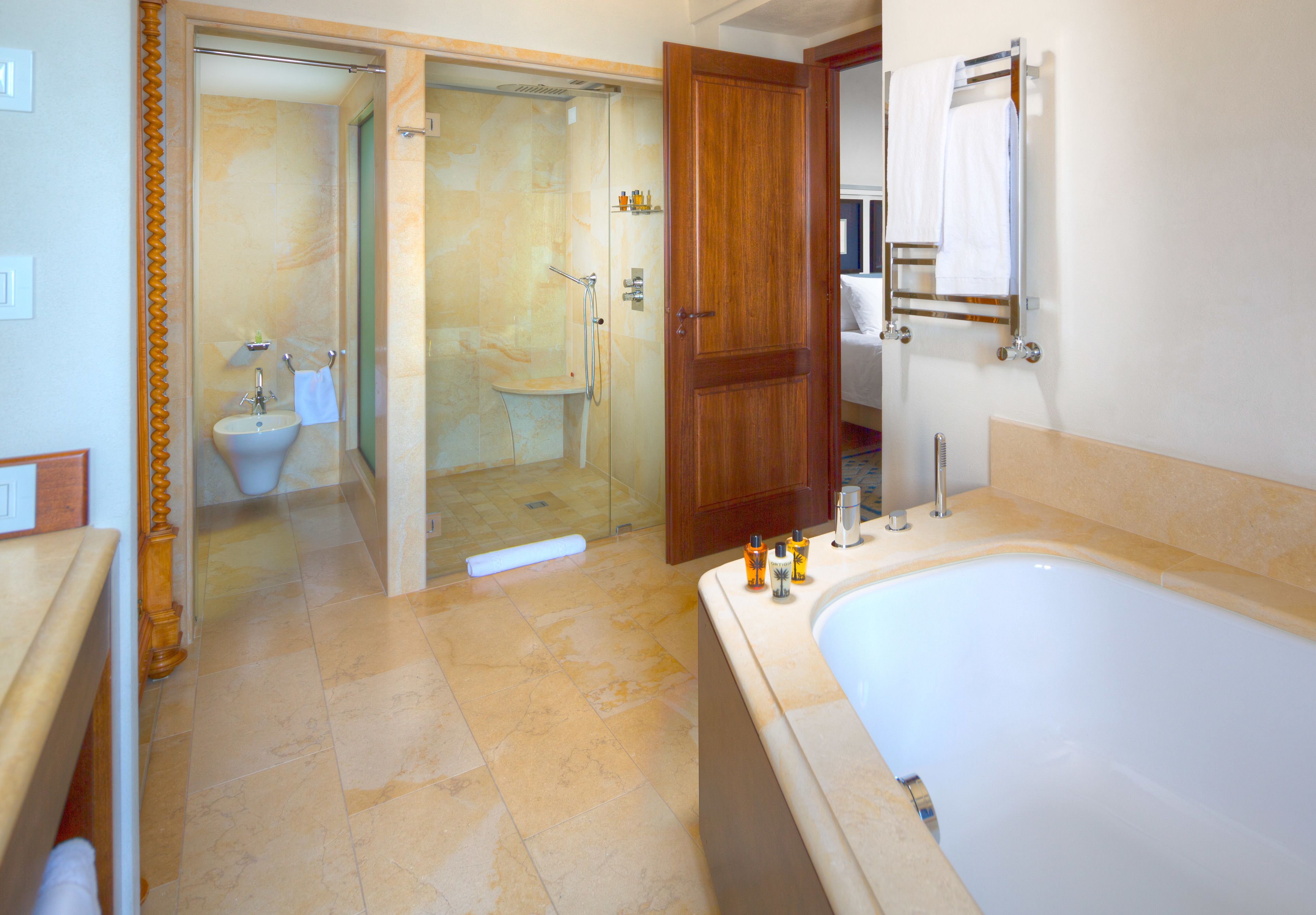 Un baño con bañera, ducha e inodoro.
