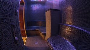 A spa area with a mosaic wall, a wooden bench, and a shower area. - Hotel Krysztal Conference & Spa (Szklarska Poreba)
