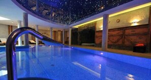 A swimming pool with a starry ceiling and a wooden wall. - Hotel Krysztal Conference & Spa (Szklarska Poreba)