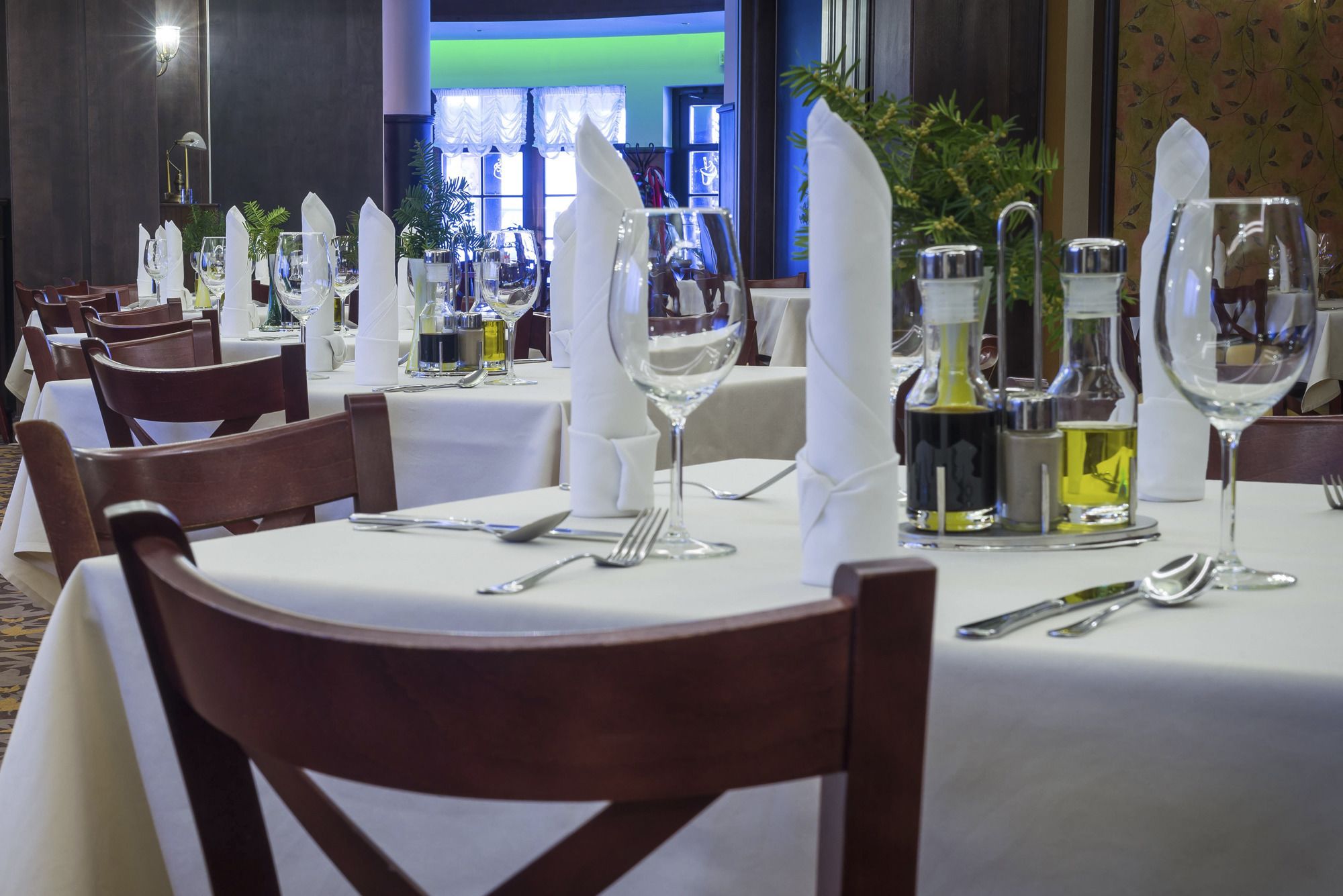 breakfast, lunch and dinner served