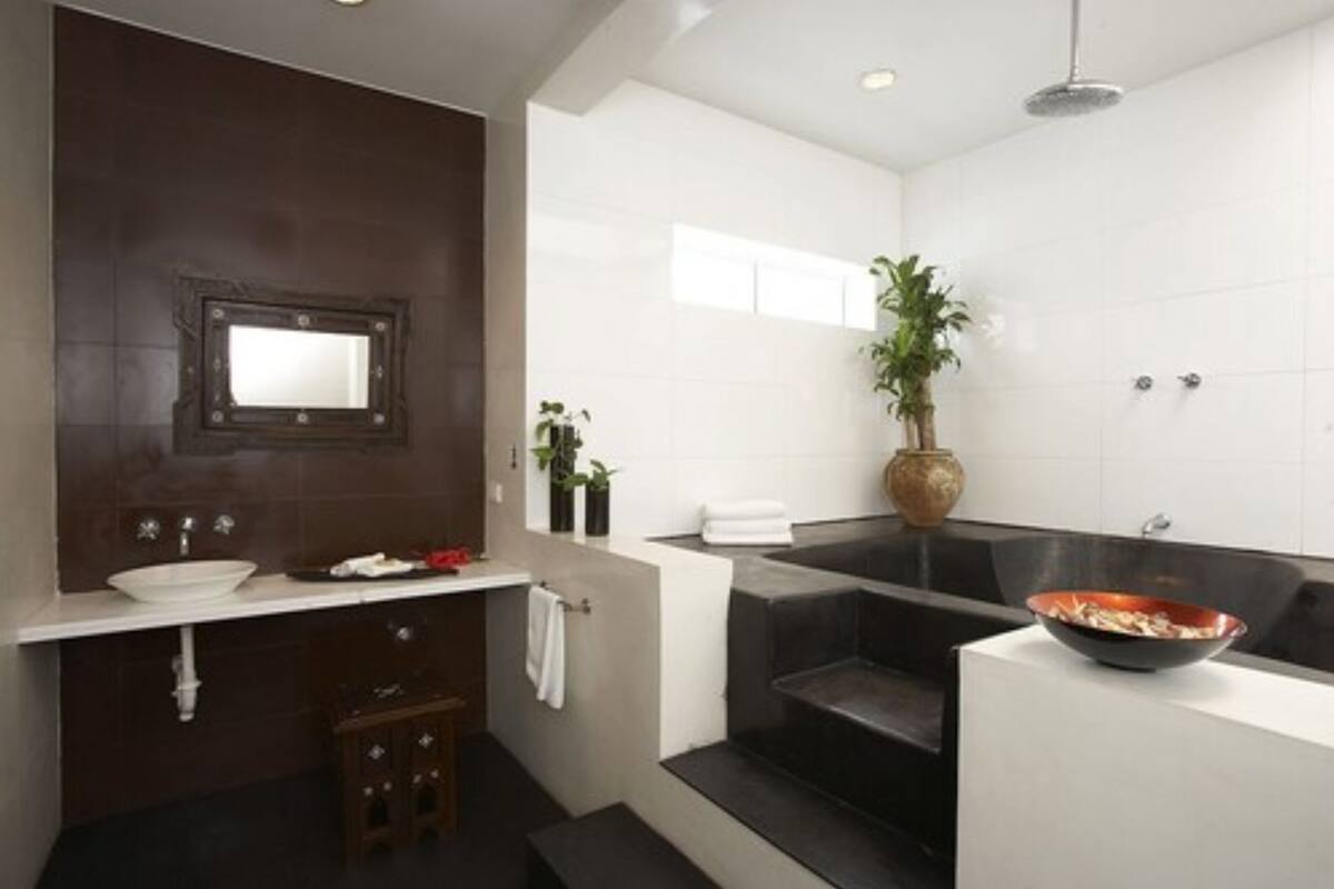 combined shower/bathtub, free toiletries, hair dryer, towels