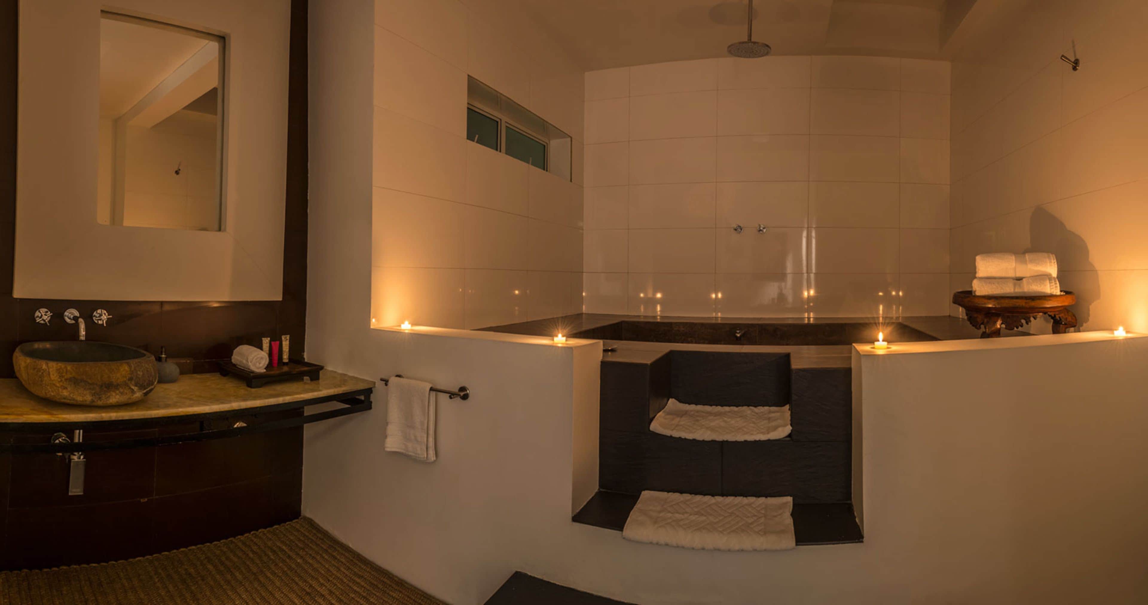 suite | bathroom | combined shower/bathtub, free toiletries, hair dryer, towels