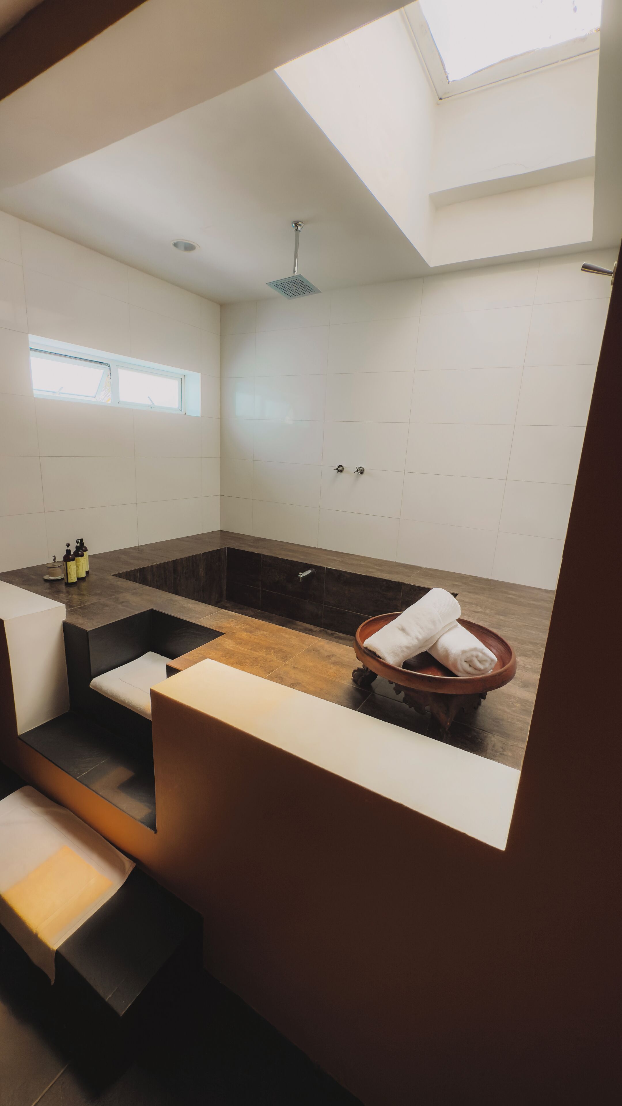 Premium suite | Badkamer | Een bad/douchecombinatie, gratis toiletartikelen, een haardroger