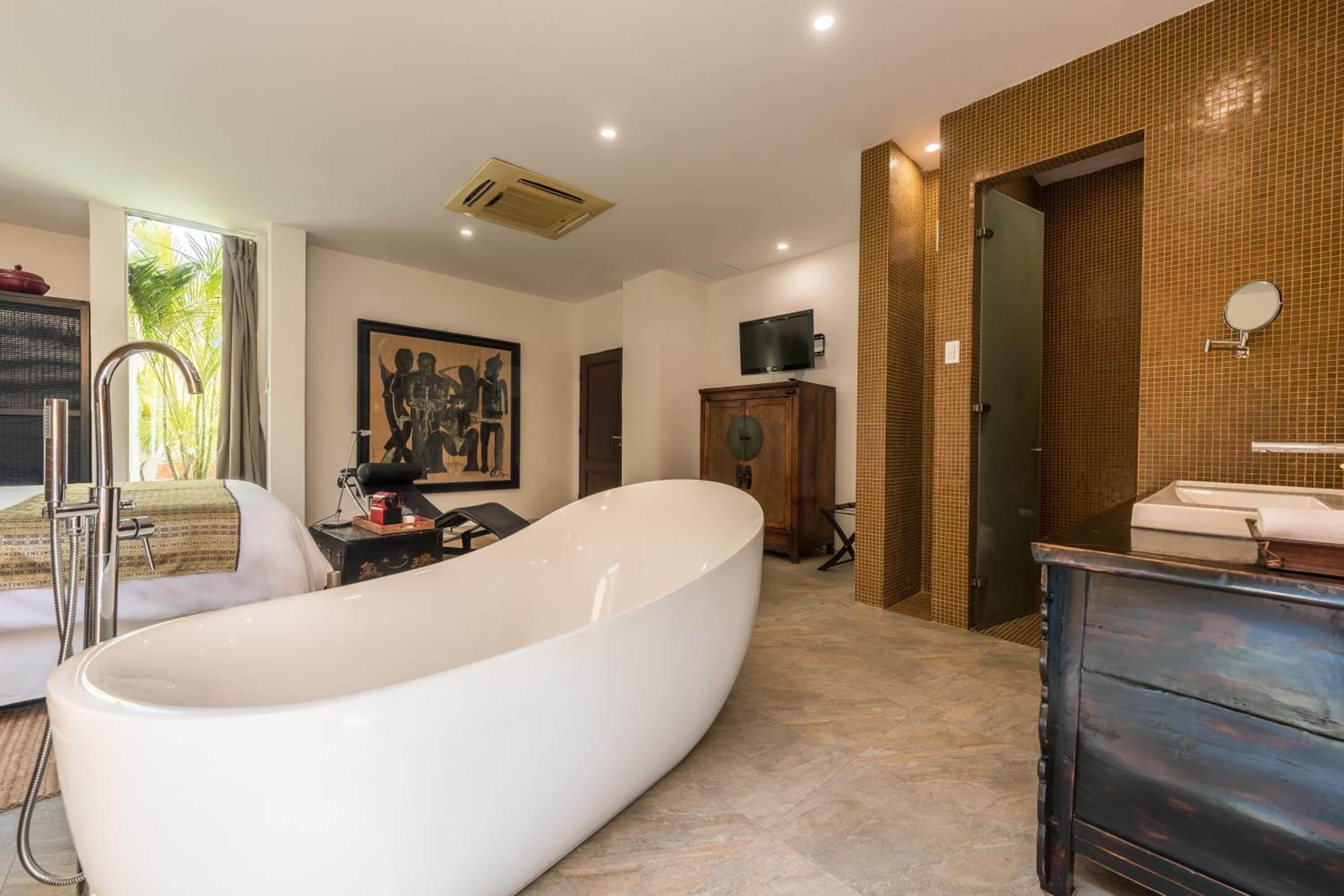 combined shower/bathtub, free toiletries, hair dryer, towels