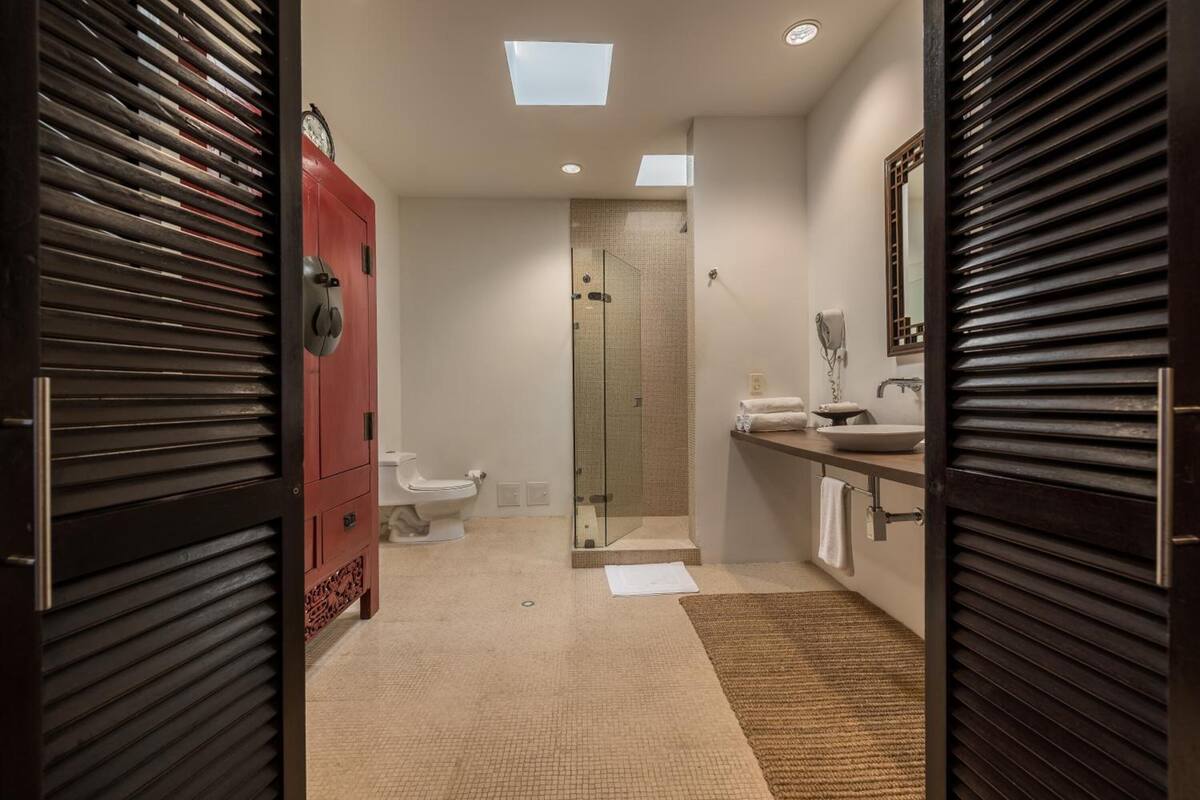 combined shower/bathtub, free toiletries, hair dryer, towels