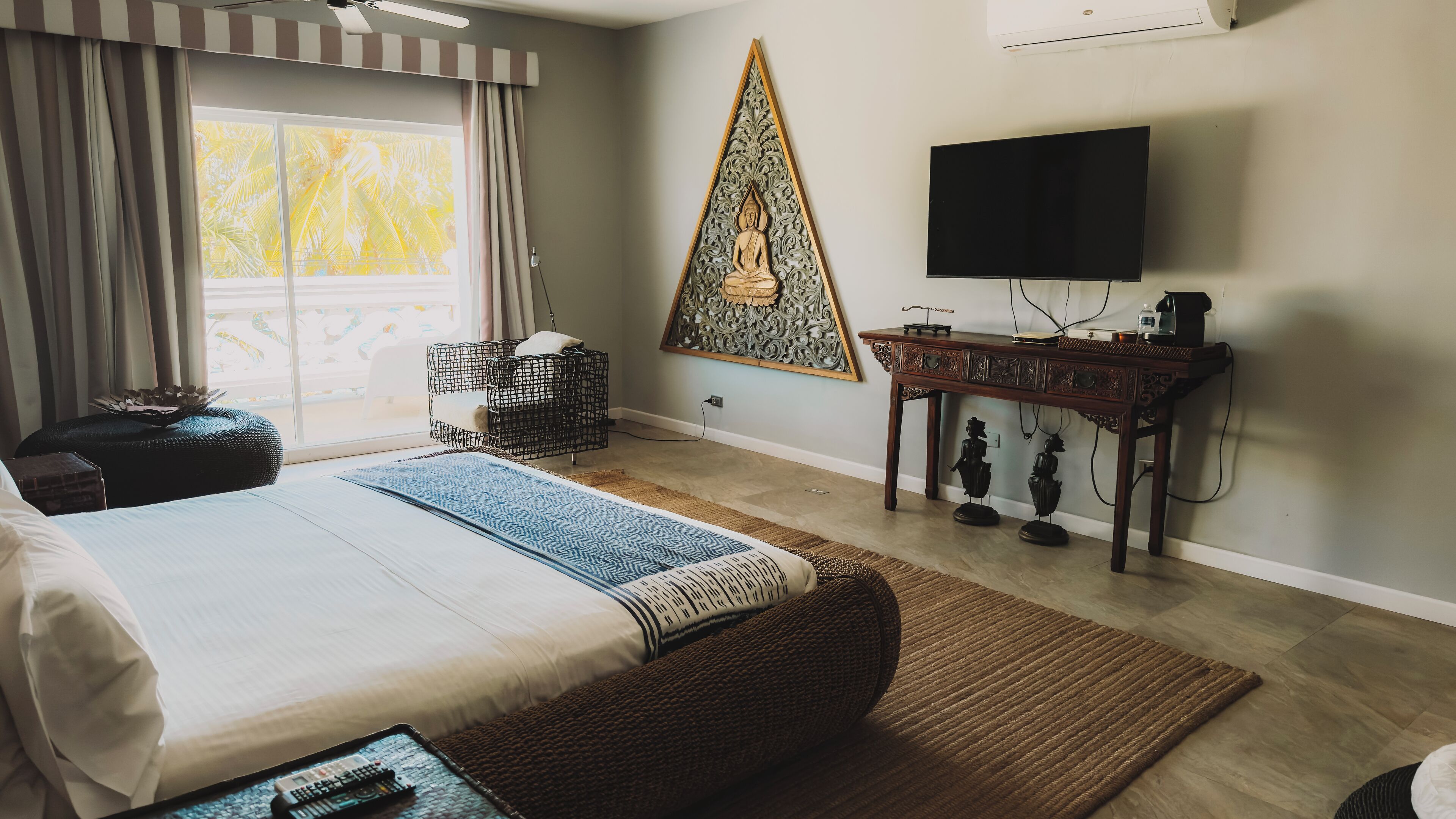 Deluxe suite, 1 kingsize bed, uitzicht op zee | Een minibar, een kluis op de kamer, individueel gedecoreerd, een bureau