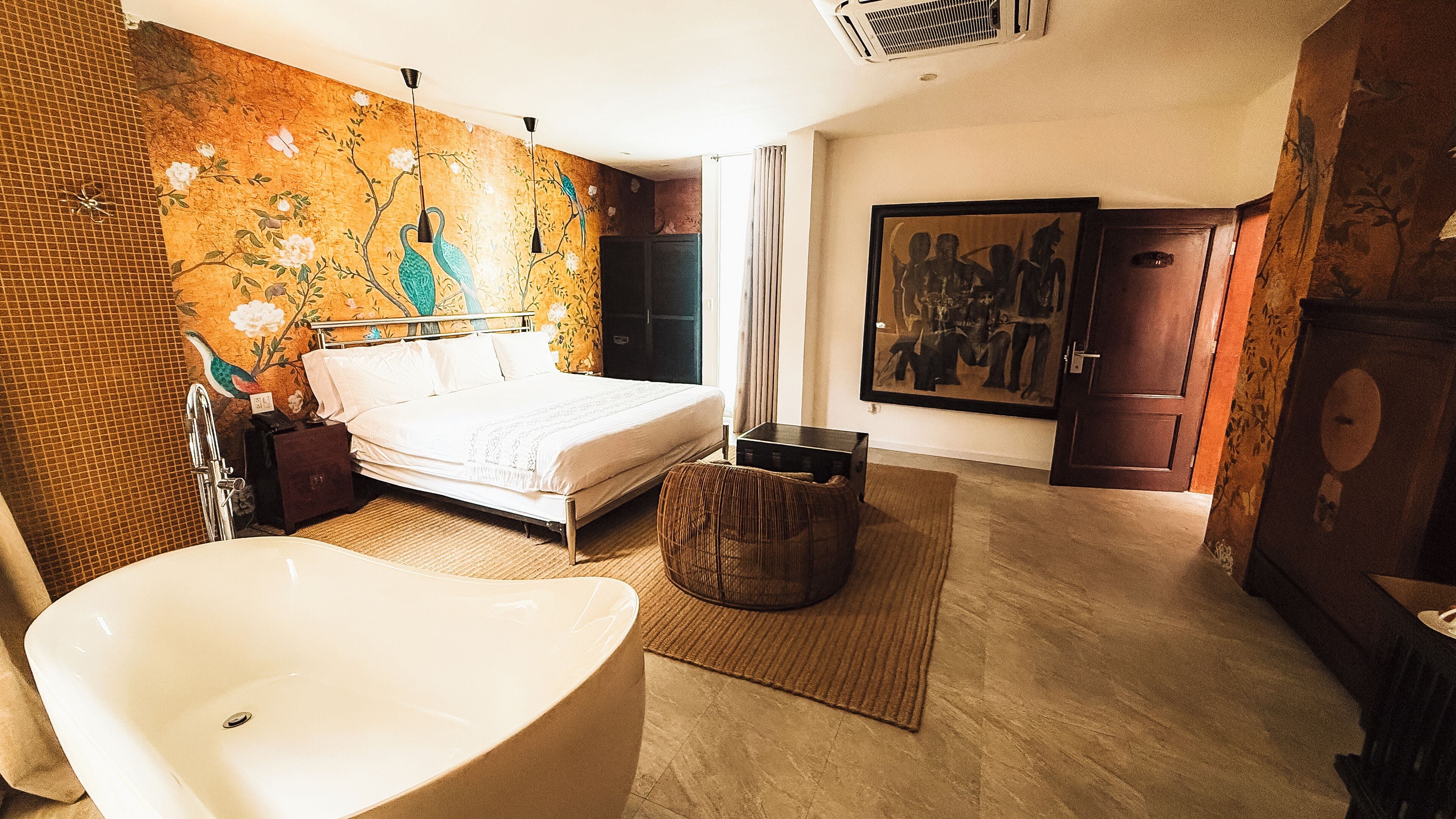 Elite suite, 1 queensize bed | Een minibar, een kluis op de kamer, individueel gedecoreerd, een bureau