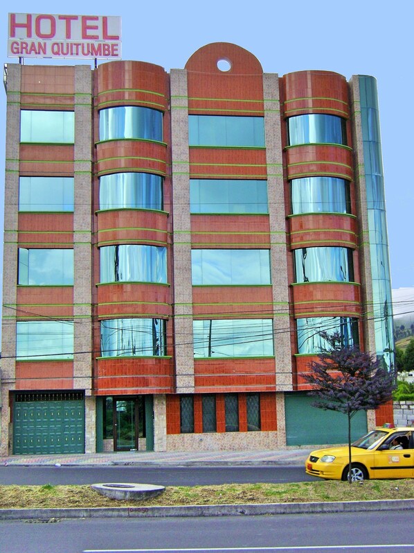 A multi-story hotel with a sign reading "HOTEL GRAN QUITUMBE." - Hotel Gran Quitumbe (Quito)