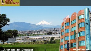 A hotel with a view of a mountain. - Hotel Gran Quitumbe (Quito)