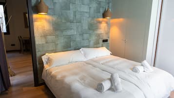Premium appartement, 2 slaapkamers, 2 badkamers | Luxe beddengoed, bedden met traagschuimmatras, een kluis op de kamer