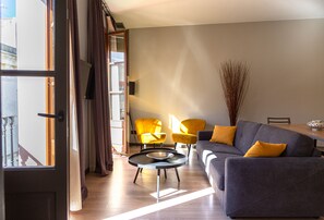Flat-screen TV - Inspired by EnjoyApartments (Barcelona)