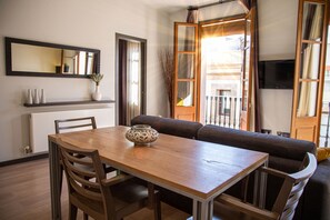 Flat-screen TV - Inspired by EnjoyApartments (Barcelona)