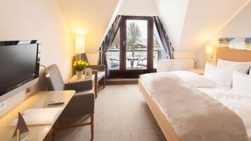 Double Room | 1 bedroom, hypo-allergenic bedding, down comforters, in-room safe