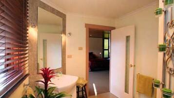 Douche, articles de toilette gratuits, sĂšche-cheveux, peignoirs