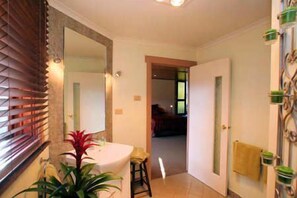 Douche, articles de toilette gratuits, sèche-cheveux, peignoirs