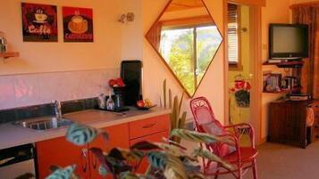 Réfrigérateur, micro-ondes, machine à expresso