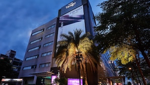 Un edificio moderno con un letrero grande que dice 'The Tango Motel'.