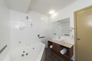 Spa Room | Bathroom | Free toiletries, hair dryer, towels - Rocky Resort Motor Inn (Allenstown)