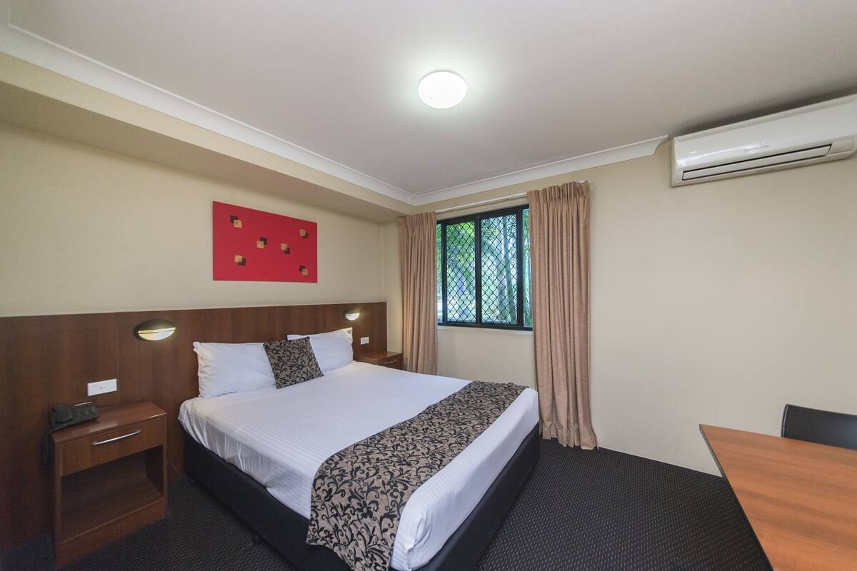 Premium bedding, soundproofing, iron/ironing board, free WiFi